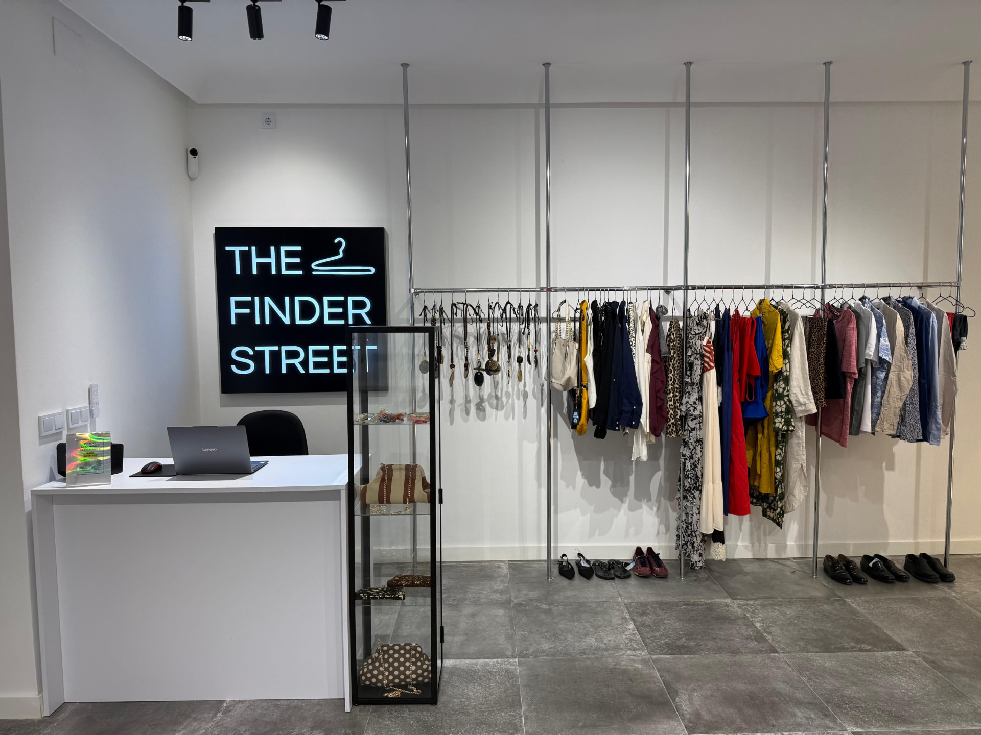 Interior de la tienda The Finder Street en Madrid