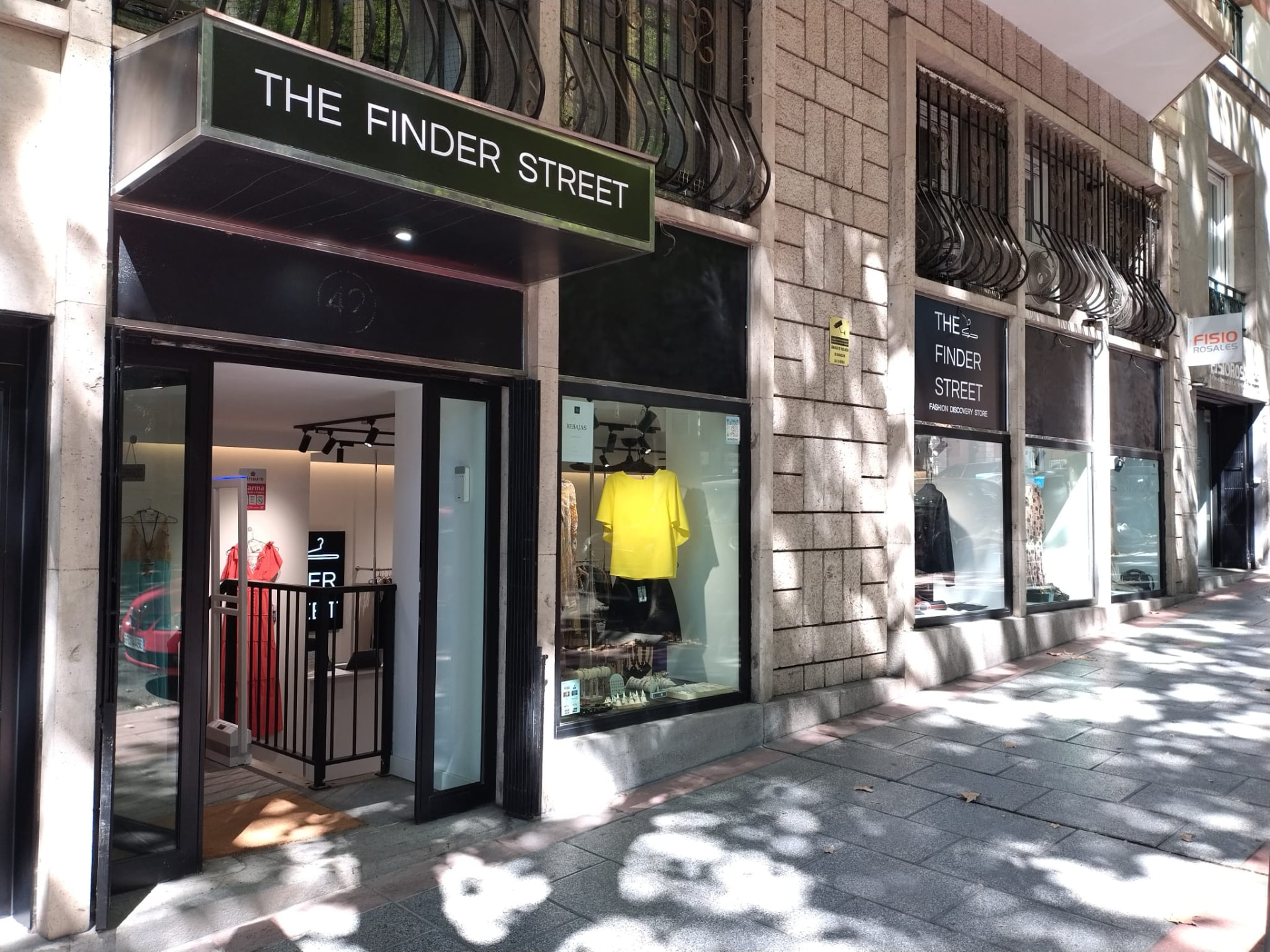 Perchero cuidado con prendas de segunda mano en The Finder Street