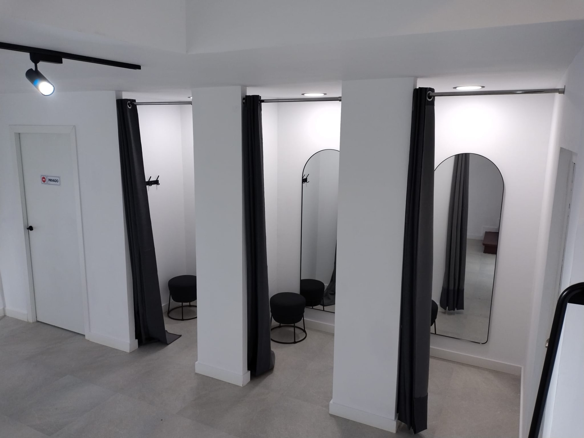 Espacio de exposición profesional para marcas en The Finder Street