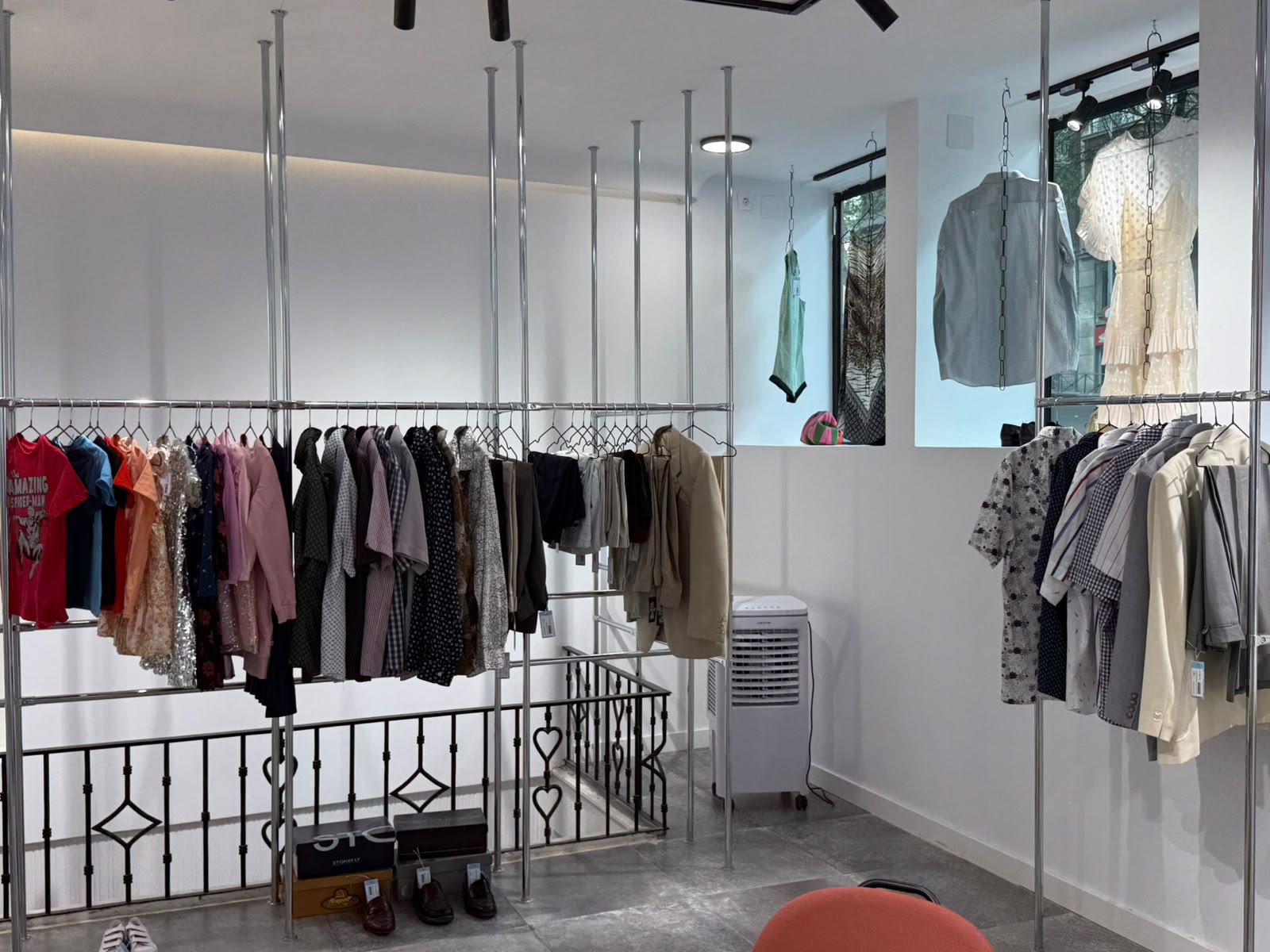 Percheros disponibles en la tienda de The Finder Street en Madrid